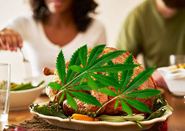 Бесплатные индейки и горячие блюда предлагаются на раздачу благодарения компанией Cannabis